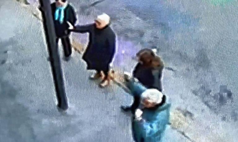 Mendoza Un Grupo De Religiosos Hizo Un Ritual En La Puerta De Un Boliche Gay Para Curar La