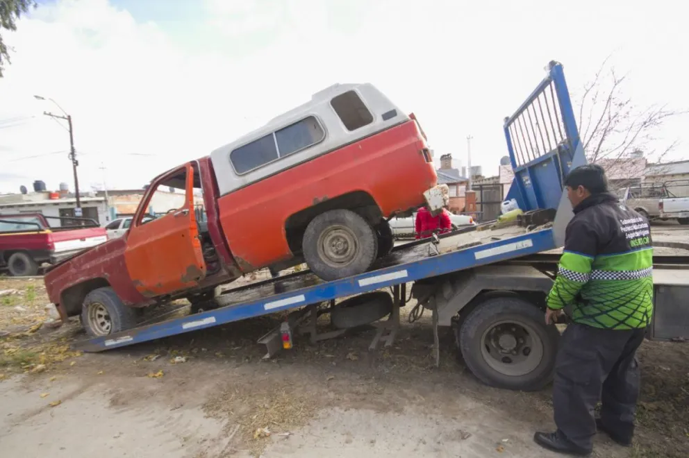 Implementarán  en Viedma un plan de compactación de vehículos abandonados