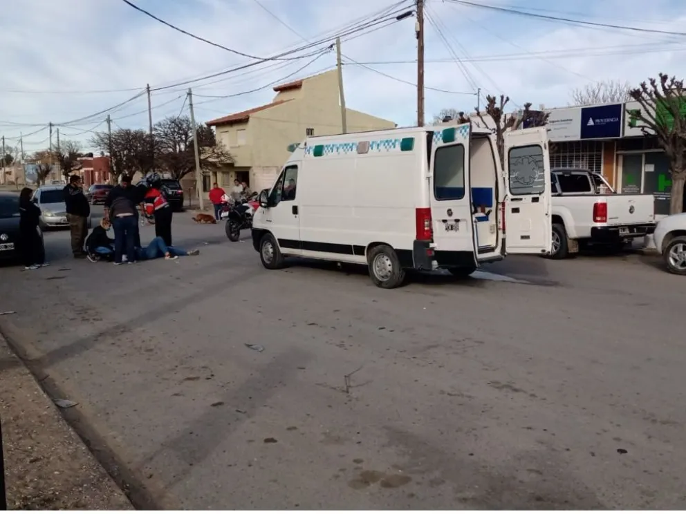 Una mujer cruzó la calle con semáforo en verde y la atropelló una moto