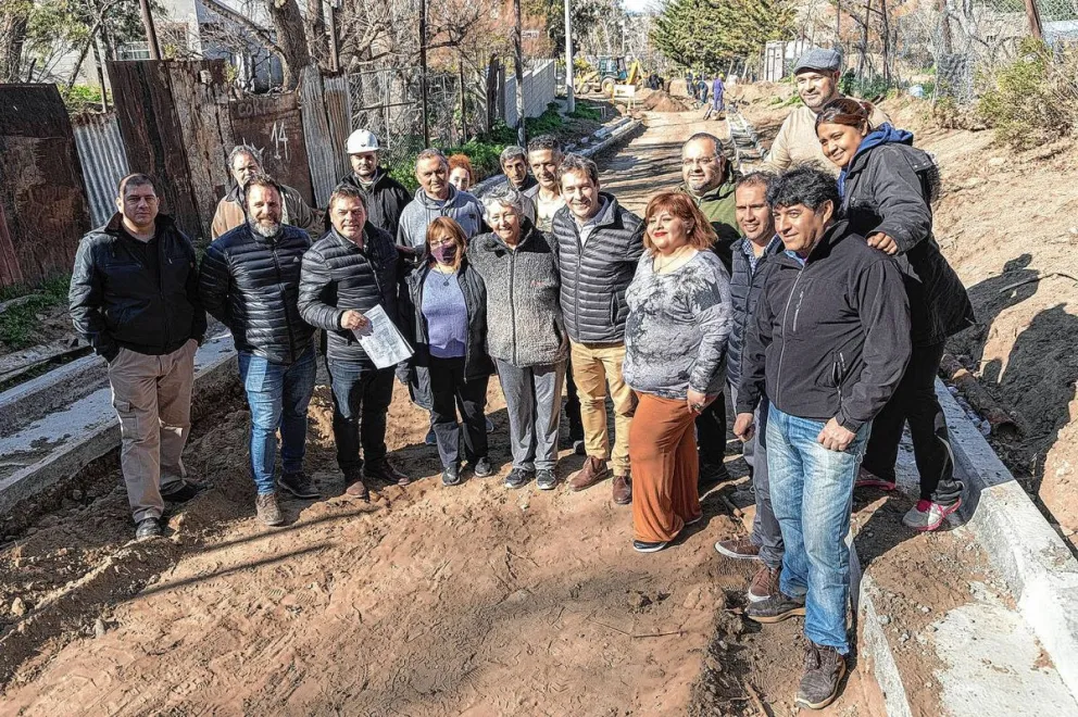 Luque recorrió las obras que se están ejecutando en el barrio Sismográfica