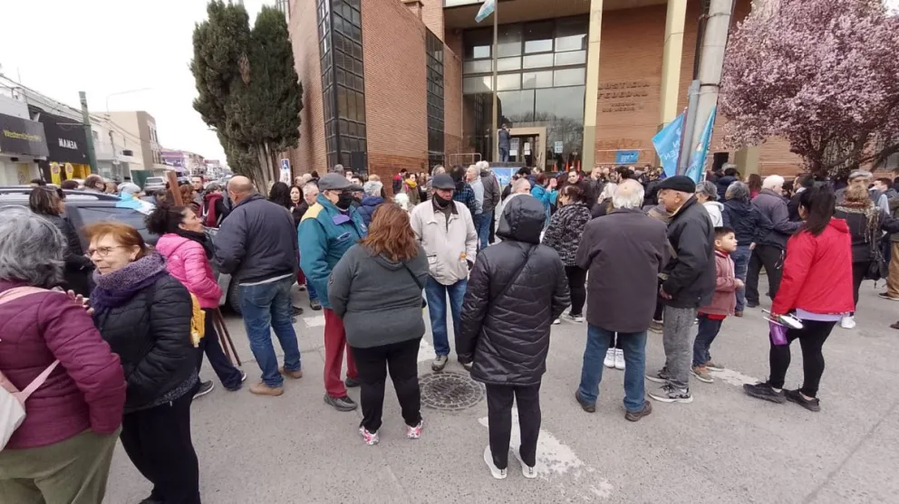 Más de un centenar de militantes expresaron su apoyo a la vicepresidenta Cristina Kirchner 