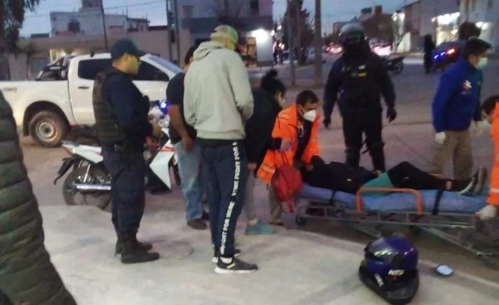 Cruzaba el semáforo cuando cambiaba de color y atropelló a una mujer