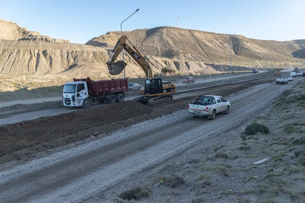 Comenzó la reparación de calzada del Camino Centenario