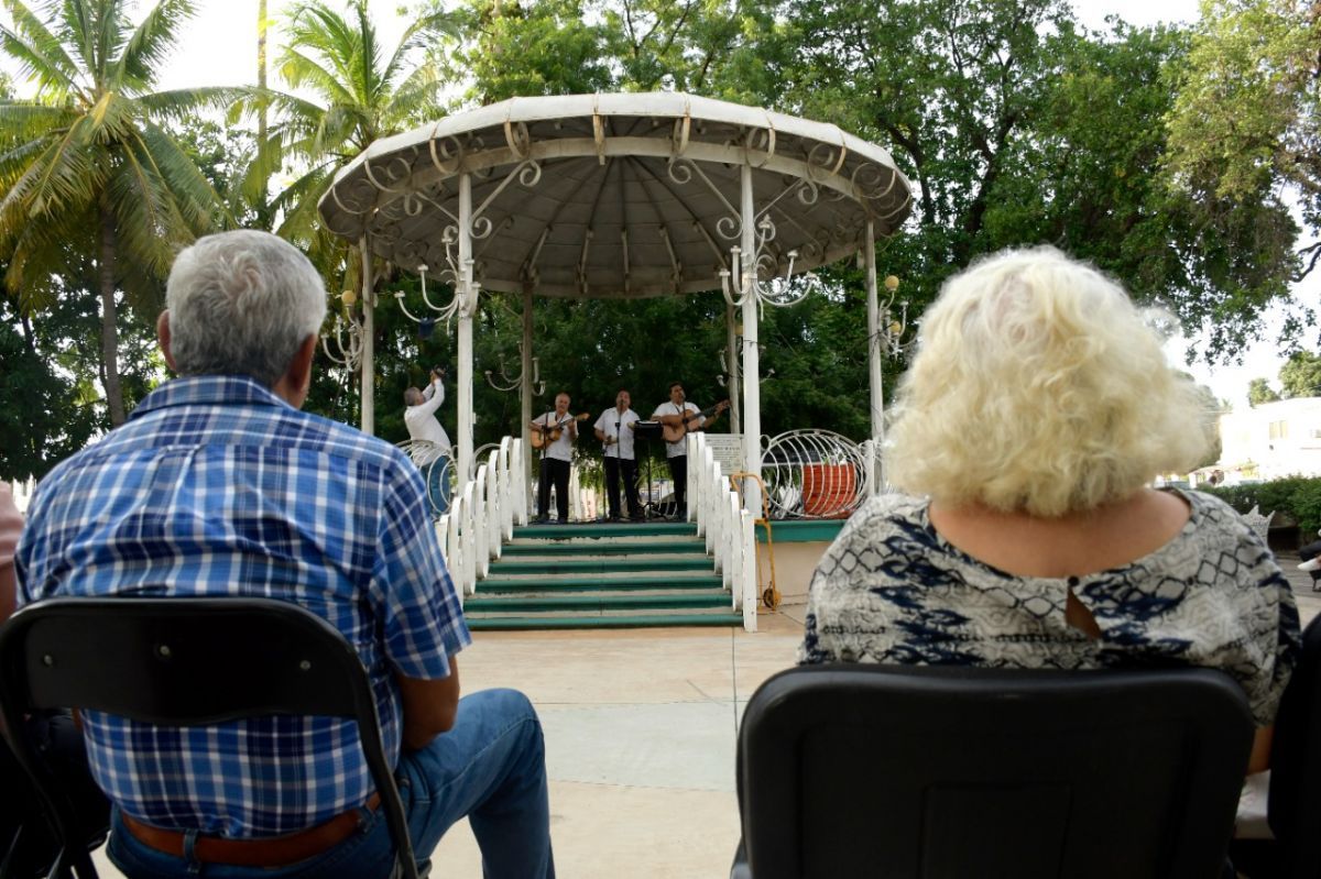 Adultos disfrutan de la música y romanticismo del Trío Azteca en