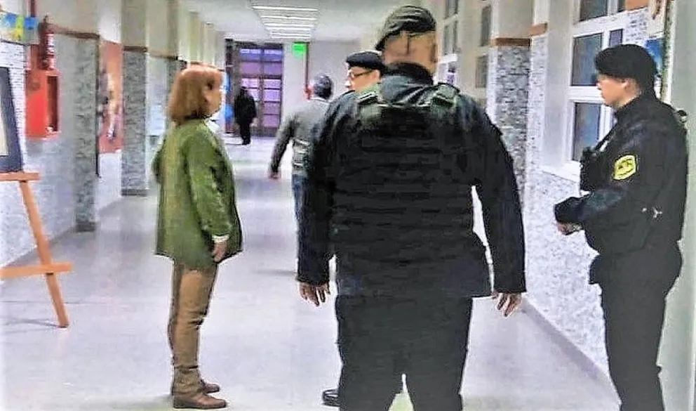 Inspección policial en escuela de Trelew tras amenaza de bomba “trucha” hecha en Instagram