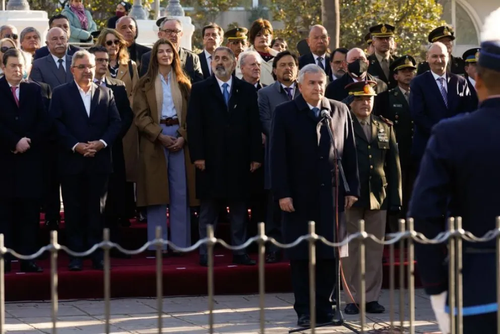 Gustavo Sáenz y Bettina Romero acompañaron a los hermanos jujeños en el 210° aniversario del Éxodo Jujeño
