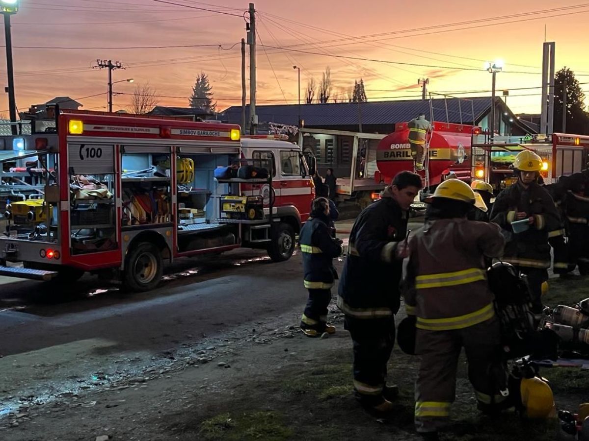 Una maderera se quemó por completo en calle Santa Cruz al 1100