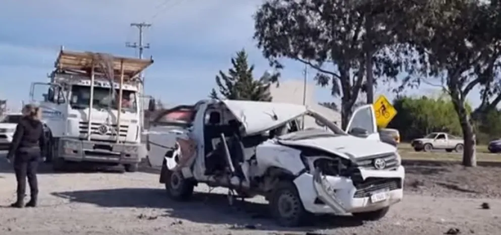 Un milagro por dónde se lo mire en la Ruta 1: el conductor de la camioneta se salvó por milímetros