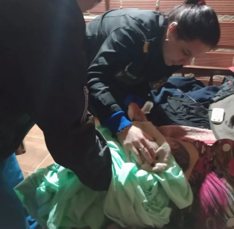 Una mujer dio a luz en su domicilio con ayuda de efectivos de la Policía en el barrio Belén de Posadas