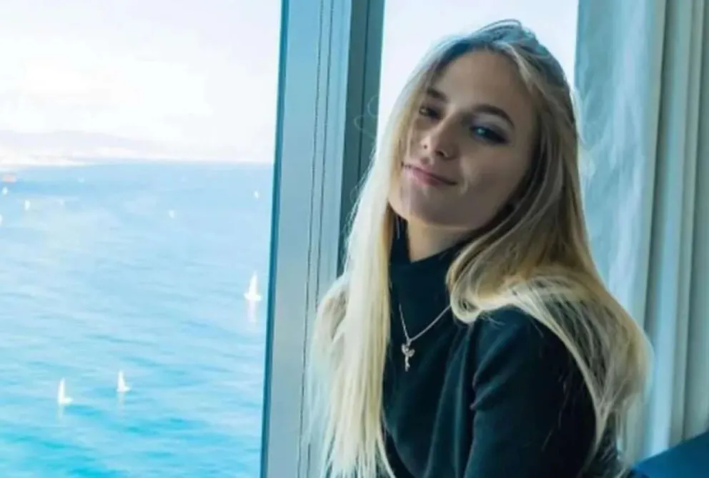 Clara Chía Martí es captada in fraganti revisando las fotos de Shakira durante partido de Gerard Piqué