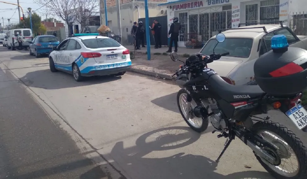 Para robarle el celular la atacaron en la vereda de su casa