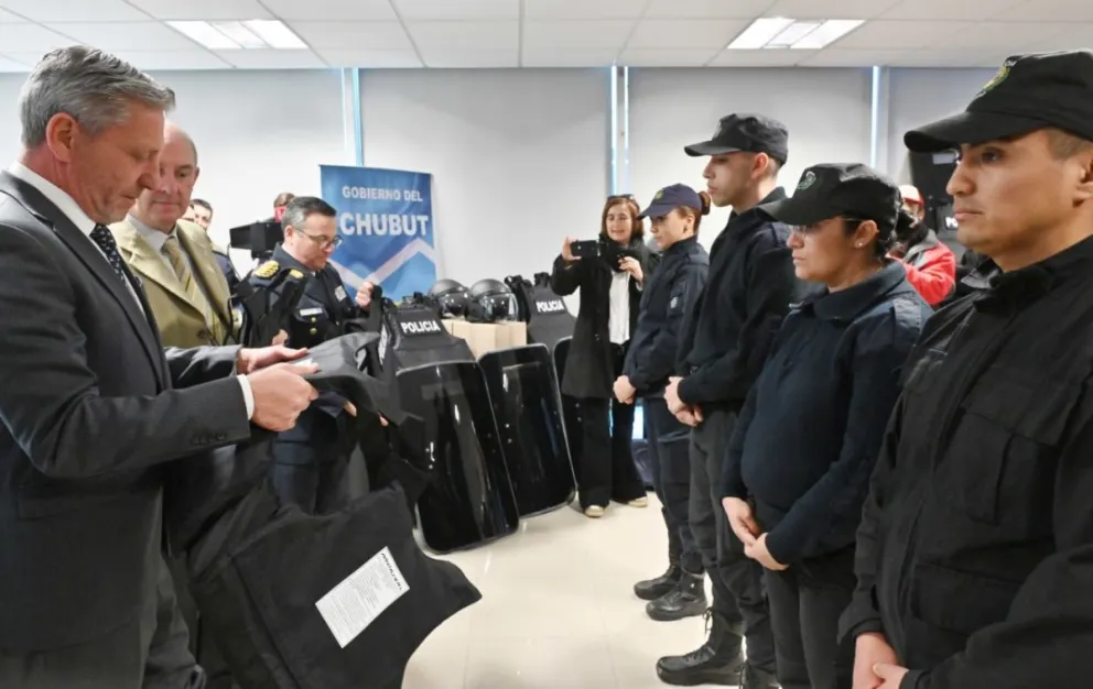 Arcioni entregó equipamiento a la Policía del Chubut por más de 35 millones de pesos