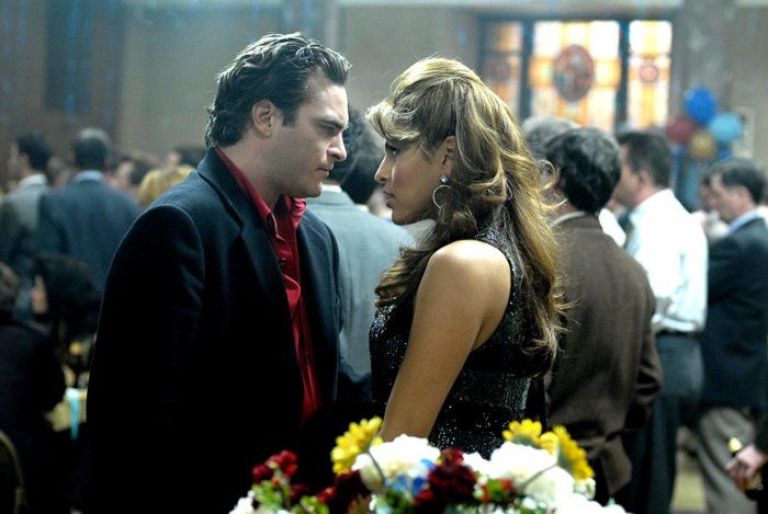 Crítica de “Los dueños de la noche”, familia de policías con Joaquín Phoenix