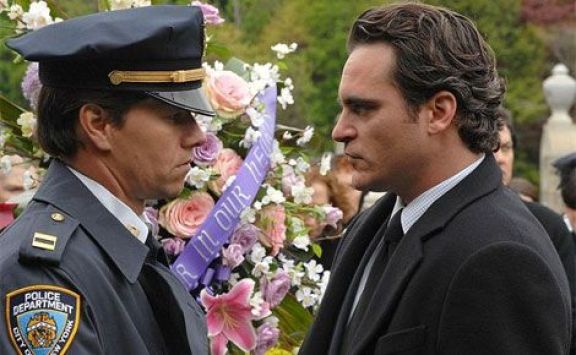 Crítica de “Los dueños de la noche”, familia de policías con Joaquín Phoenix
