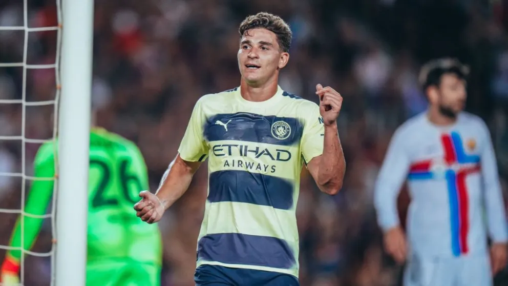 Video: Julián Álvarez convirtió un gol en el empate de Manchester City y Barcelona