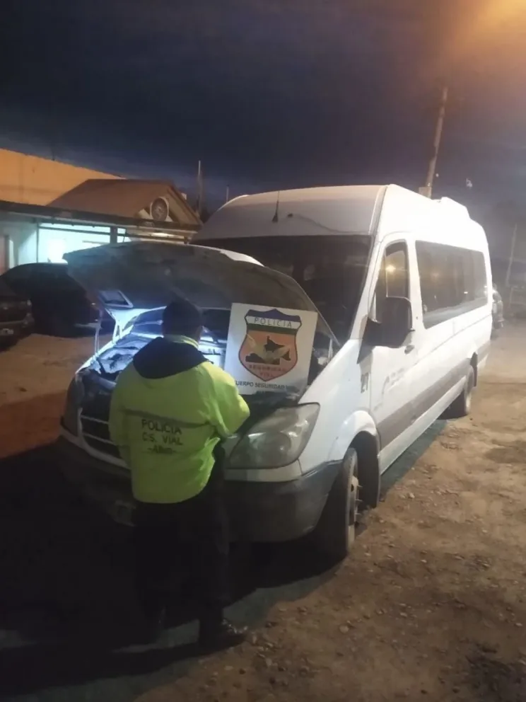 Detuvieron a la conductora de un furgón lleno de irregularidades 