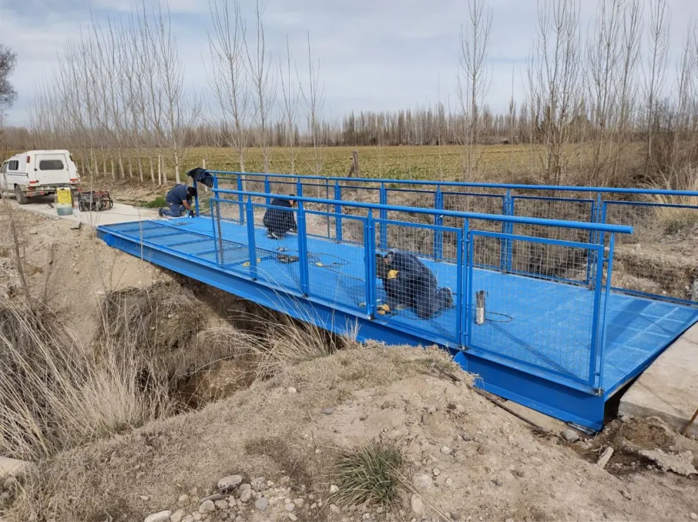 Colocaron doce pasarelas en la obra ciclovía de la Ruta 6