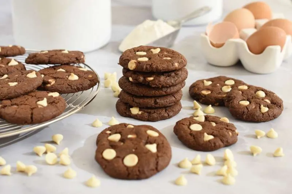 Una bomba: cómo hacer cookies de cacao con chips de chocolate blanco 