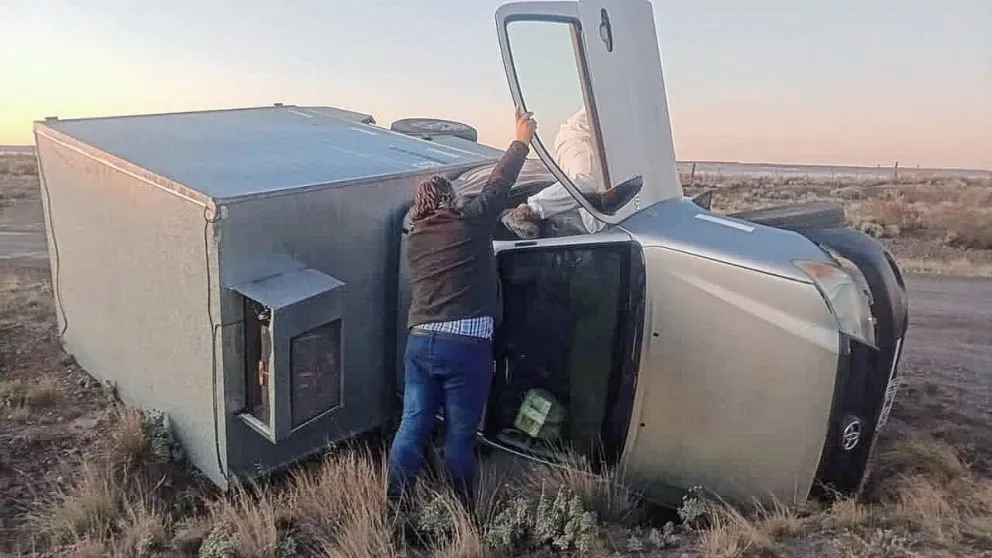Camioneta de reparto cayó a desagüe, volcó y sus ocupantes solo resultaron golpeados
