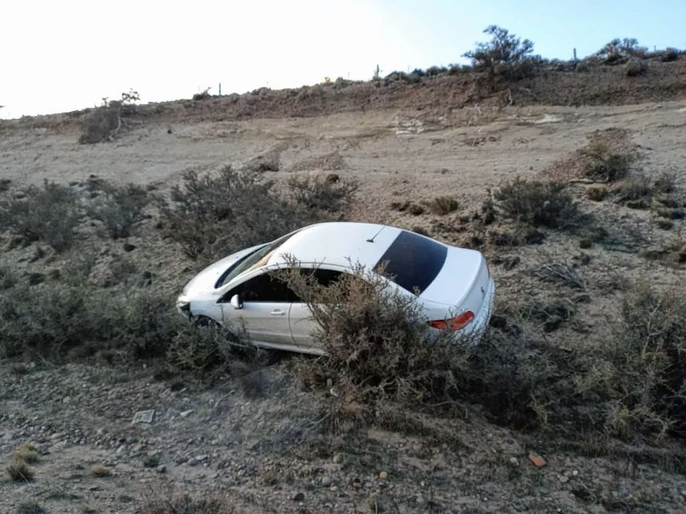 Auto terminó fuera de la ruta nacional 26 por despiste con dos hombres golpeados