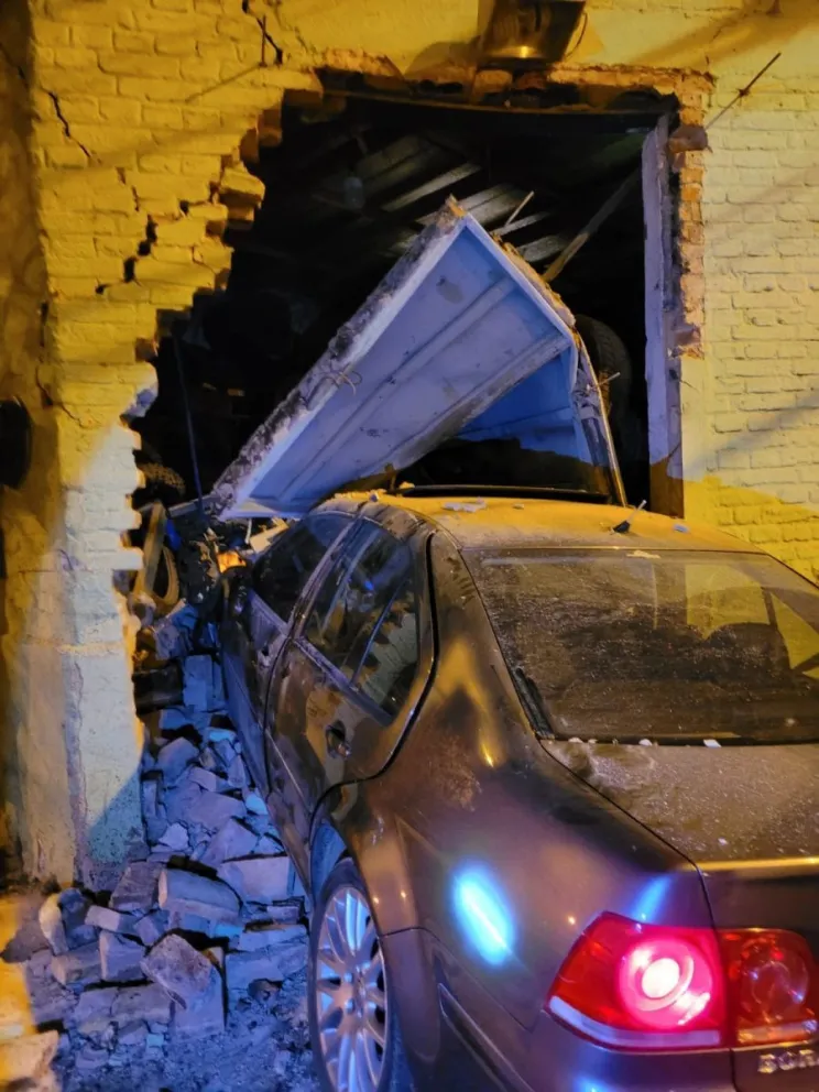 Impactante: perdió el control del auto y destruyó una gomería