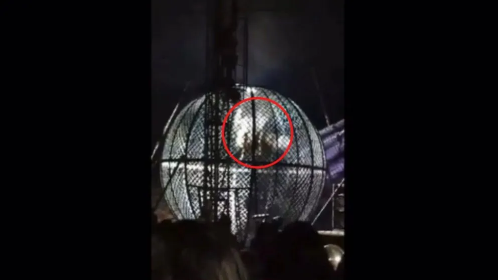 Video: Padre e hijo chocaron mientras hacían acrobacias en el “globo de la muerte"