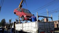 Importante operativo: extraen los automóviles abandonados de las calles 