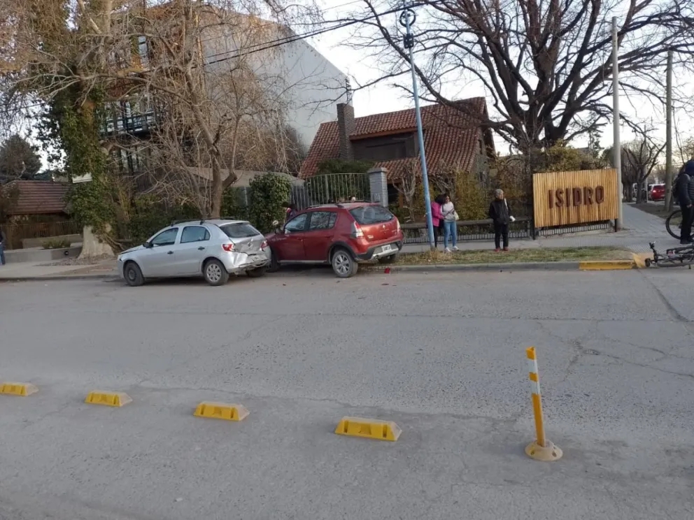 Ahora: Chocaron dos autos y embistieron a un joven ciclista