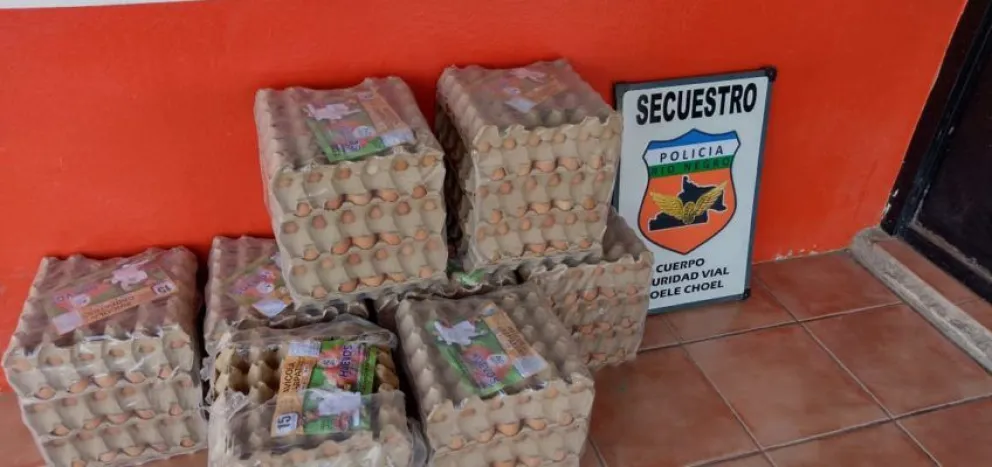 Transportaba 50 maples de huevos de manera ilegal y lo atrapó la policía