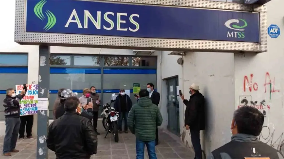 Policías retirados levantaron las manifestaciones en Anses y esperan la confirmación formal de la reunión con autoridades nacionales