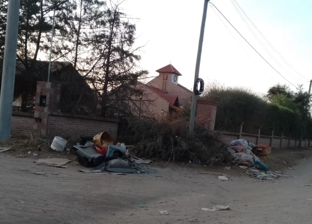 Tremendo basural en una esquina de Villa de Merlo