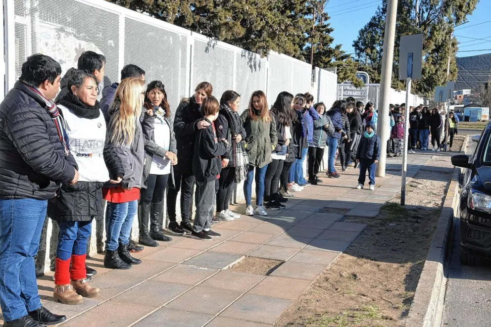 En defensa de la educación realizaron un abrazo simbólico en la Escuela Nº 799