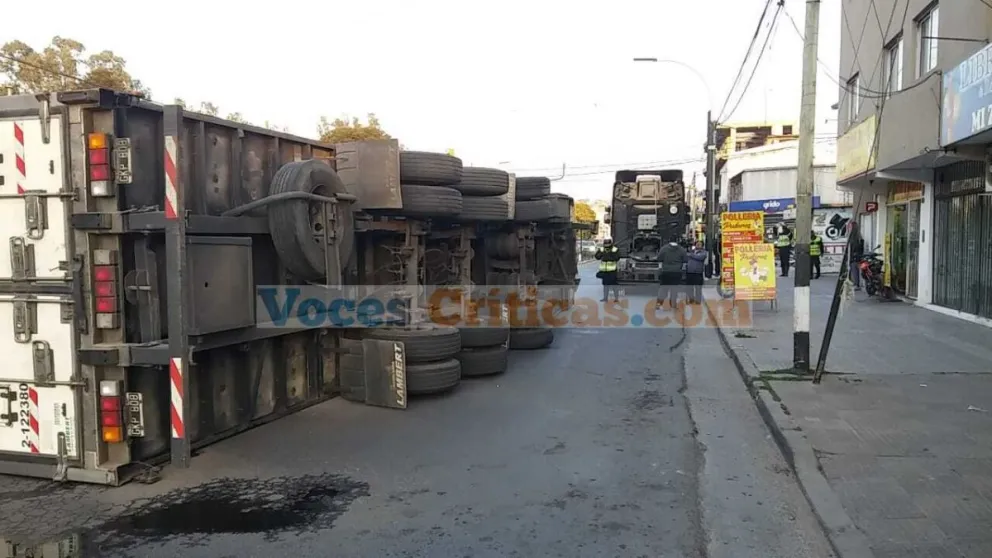 No aguantó tanto peso: acoplado de un camión terminó tendido sobre la avenida