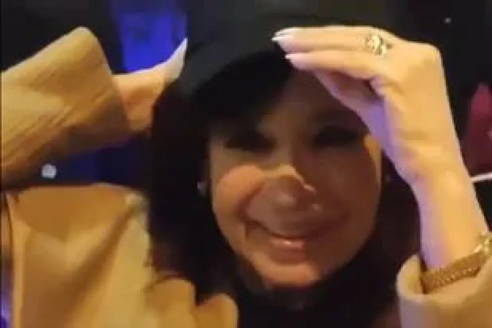 El particular mensaje de una gorra que usó Cristina Kirchner cuando se encontró con la militancia