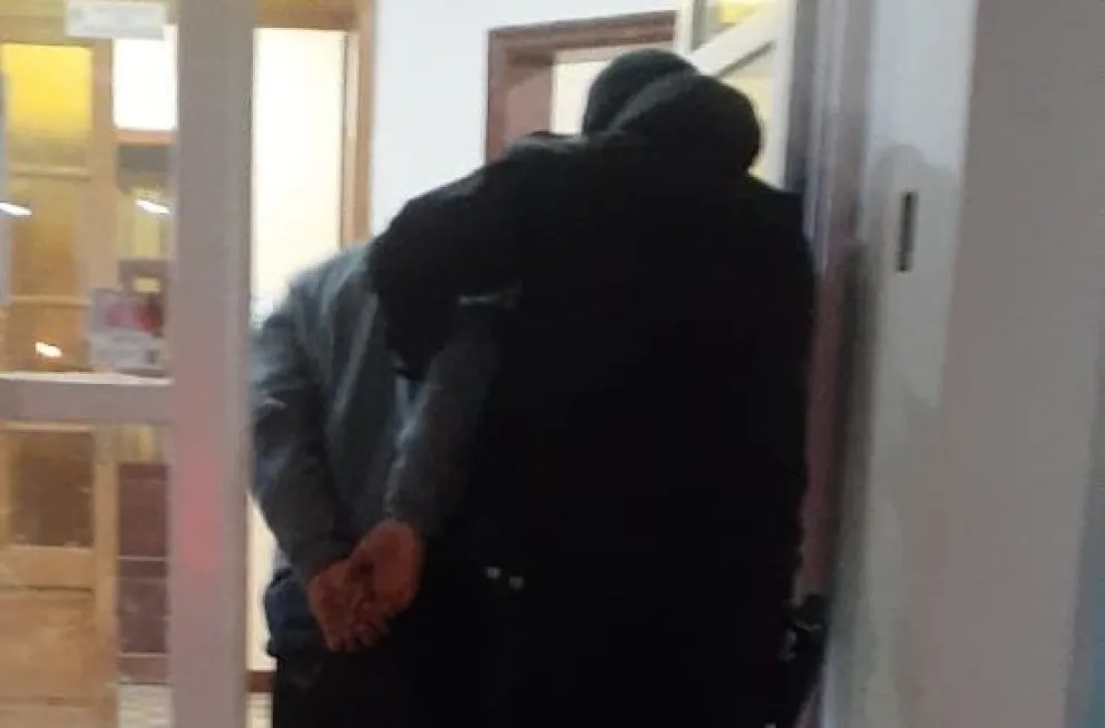 Quiso robar en una vivienda, fue perseguido por vecinos y amenazó a la policía con un arma