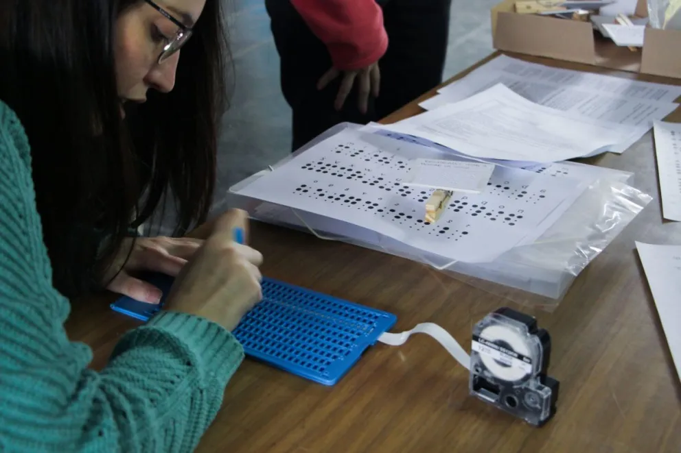 Accesibilidad: Realizaron un mapa táctil y se colocó señalética Braille en la UNCo Bariloche