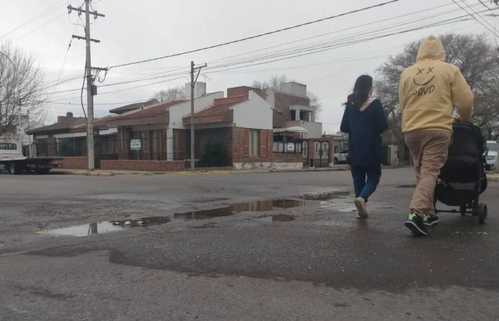 Cloacas colapsadas y aguas servidas afectan a vecinos y comerciantes del microcentro de la capital provincial 