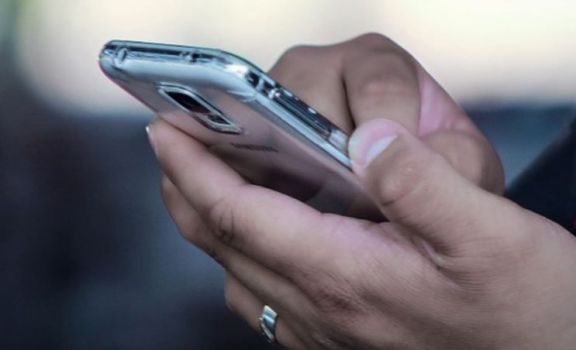 Las personas mayores utilizan más el celular que la computadora