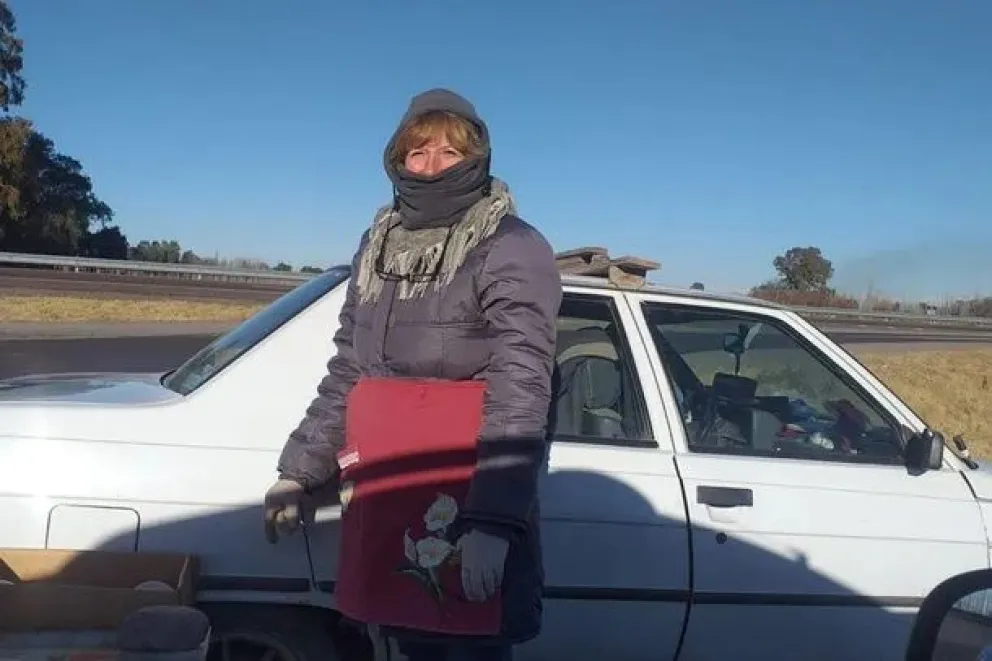 Se jubiló como docente, pero no le alcanza: ahora vende café en la ruta
