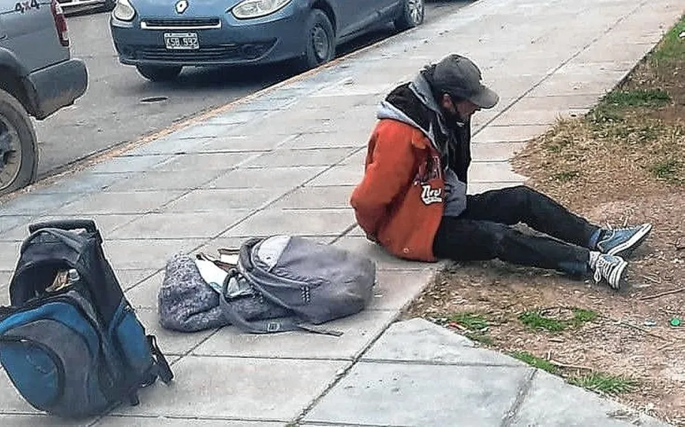 Joven en grave estado tras ser apuñalado en una plaza de Trelew por el “loco del martillo”