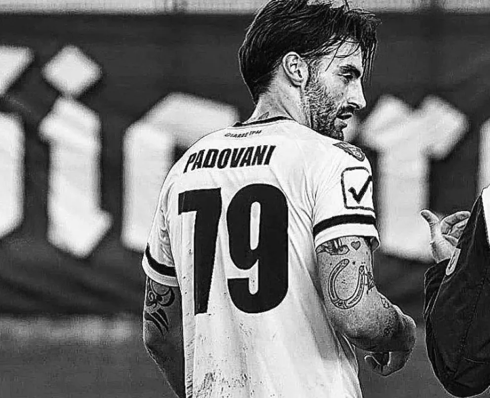 Presunto femicidio: reconocido futbolista es sospechoso de matar a martillazos a su ex pareja