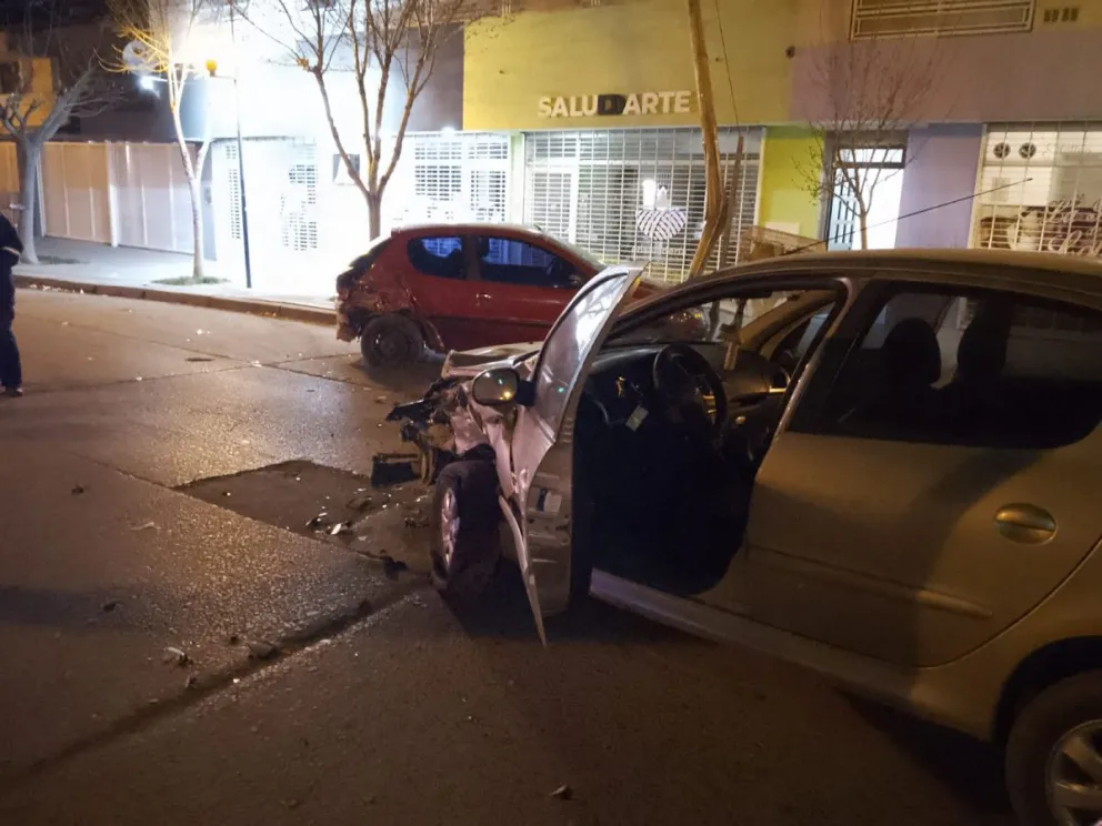 Un desastre: Ebrio manejaba a alta velocidad y chocó un auto estacionado 