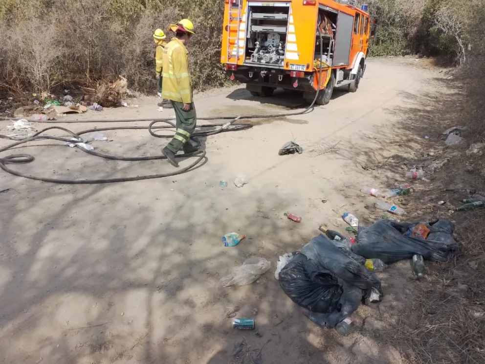 Bomberos acudieron ante la quema de basura en el barrio Rosedal