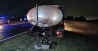 Accidente fatal: un automóvil impactó contra un enorme camión