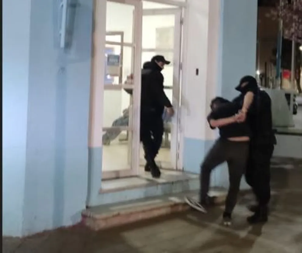 Lo echaron de un bar y afuera se peleó con la policía