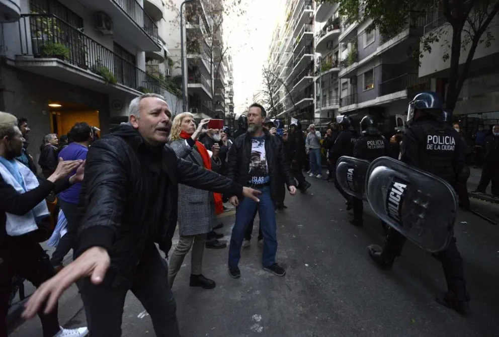 Manifestantes derribaron el vallado frente al departamento de Cristina Kirchner