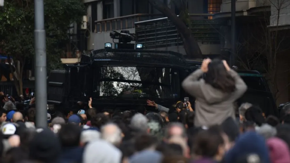 Tensión en la casa de Cristina Kirchner: enfrentamiento entre la policía y los manifestantes
