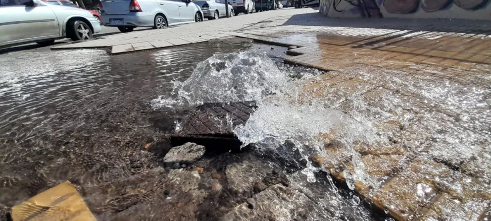 Descontrol con una tapa rota que inundó la vereda de una escuela primaria