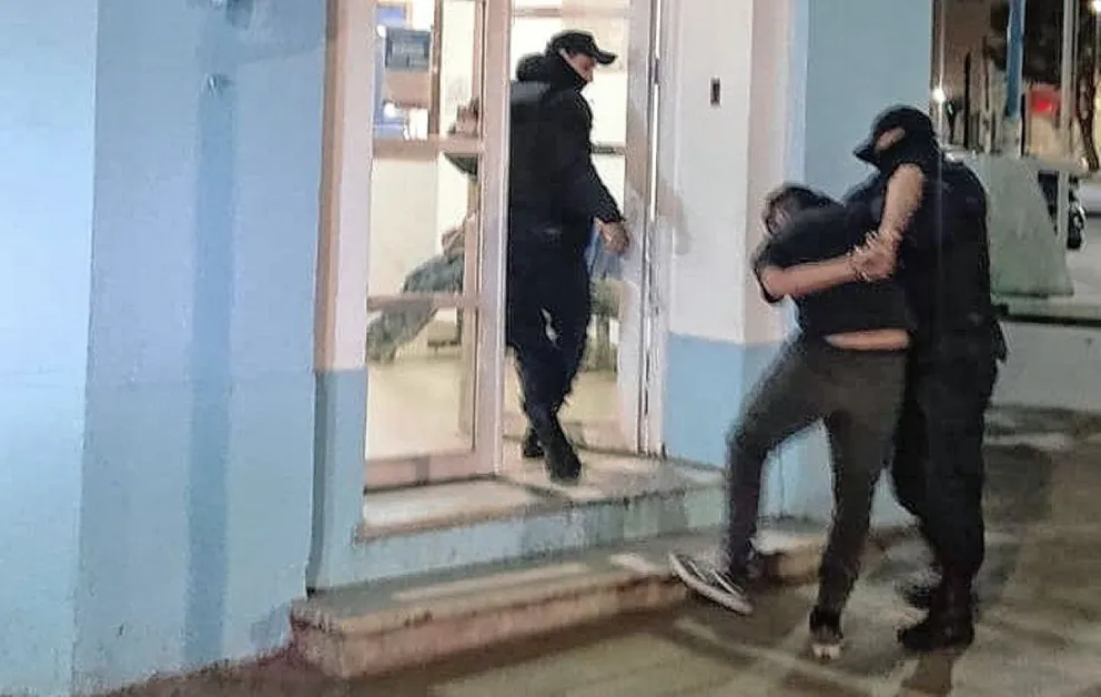 Arrojaba piedras en la vía pública, insultaba a quien se le cruzaba en pleno centro y tras “invitar” a pelear a policías, terminó preso