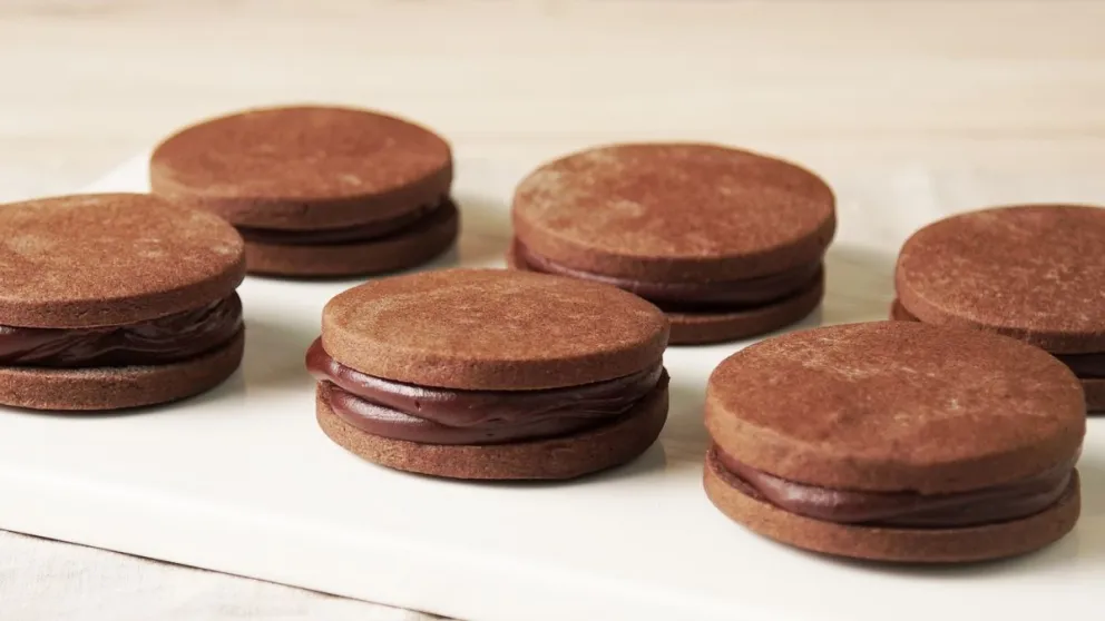 Imperdible: cómo hacer alfajores de chocolate en 15 minutos